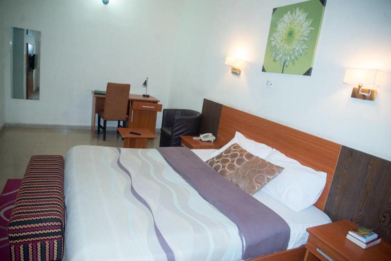 Dannic Hotels Енугу Екстериор снимка