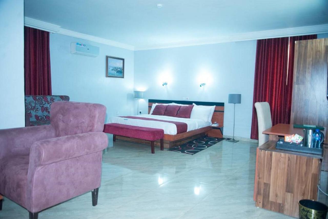Dannic Hotels Енугу Екстериор снимка