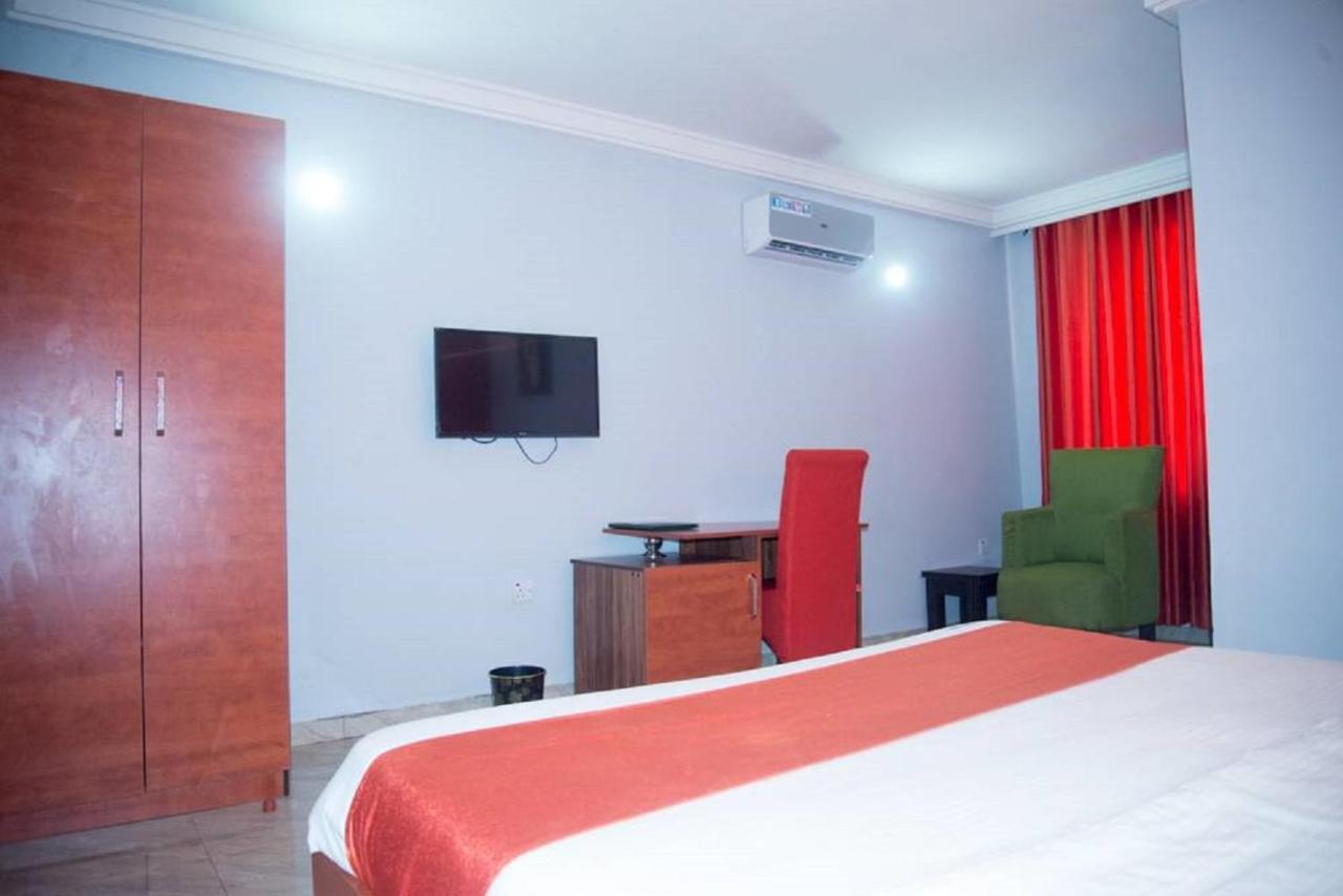 Dannic Hotels Енугу Екстериор снимка
