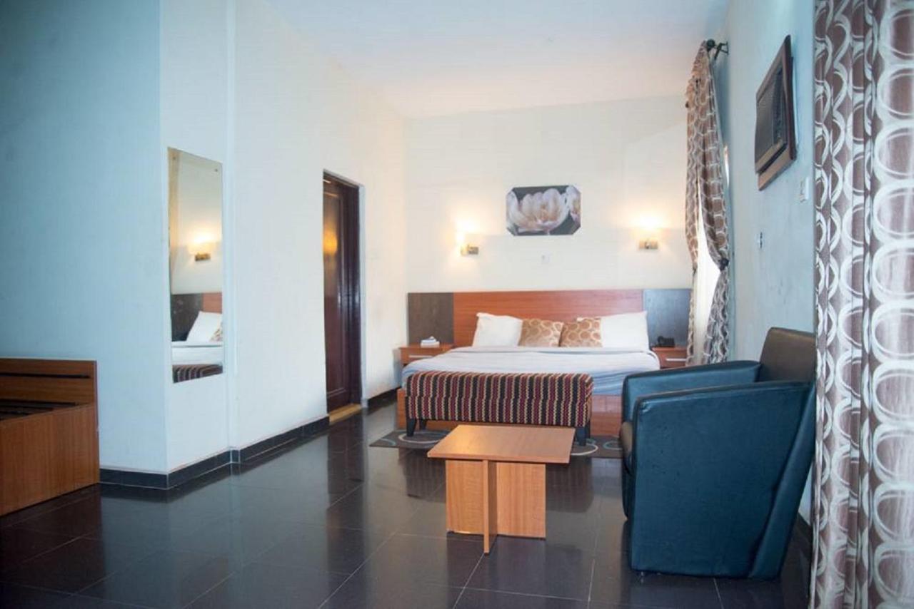 Dannic Hotels Енугу Екстериор снимка