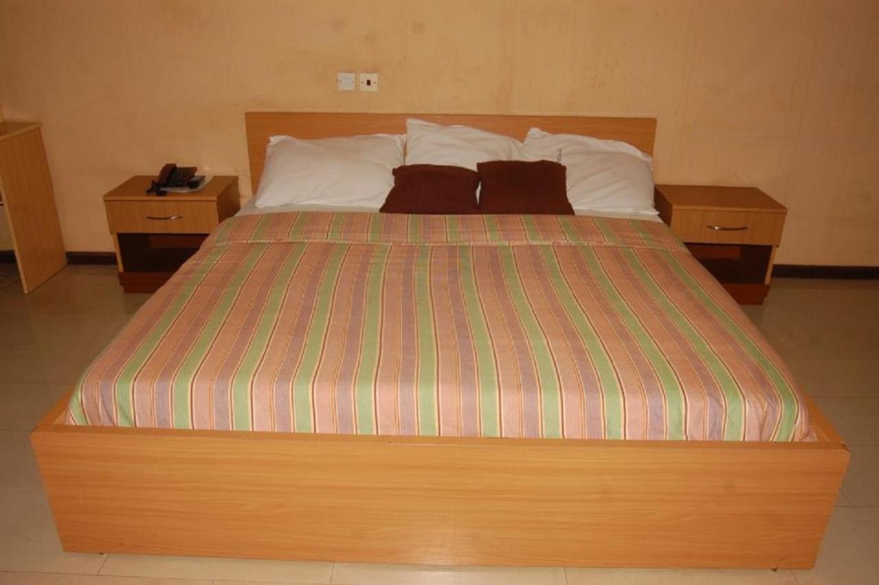 Dannic Hotels Енугу Екстериор снимка