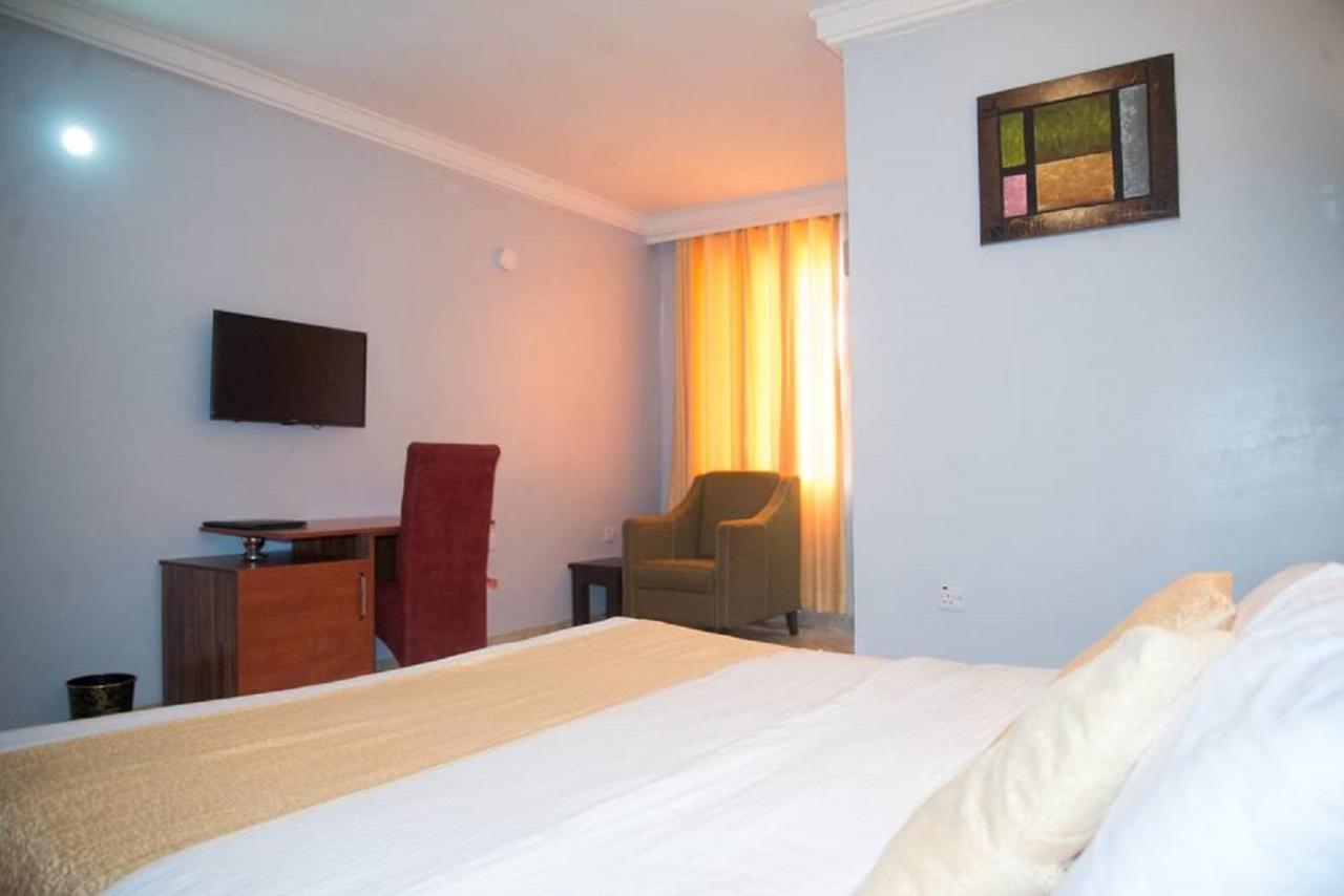 Dannic Hotels Енугу Екстериор снимка