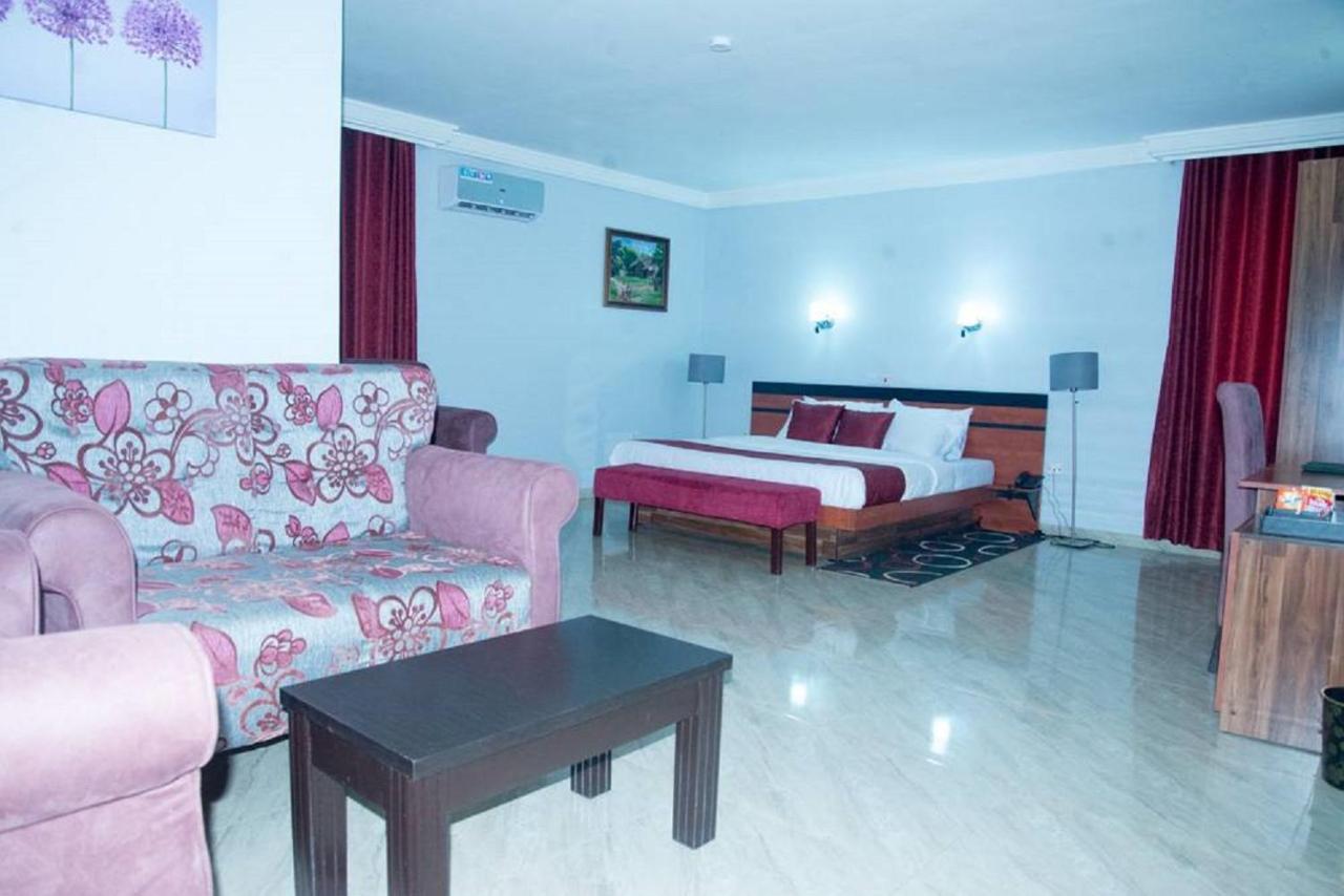 Dannic Hotels Енугу Екстериор снимка